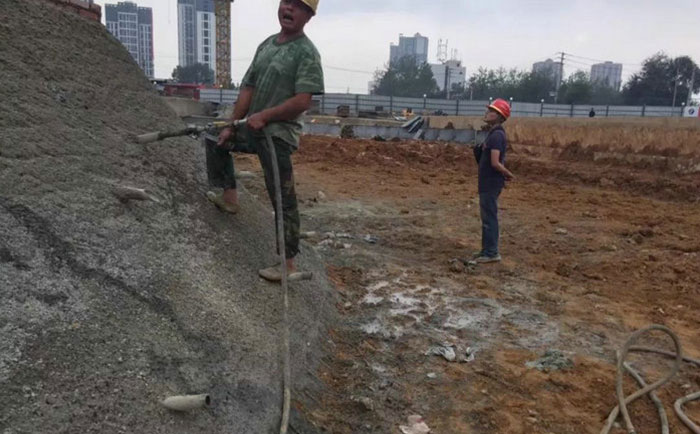 邊坡防滲注漿，可灌注環(huán)氧樹脂、聚脲樹脂、丙烯酸鹽等化學(xué)灌漿堵漏材料